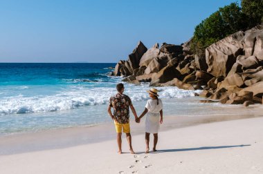Romantik bir gezinti, Anse Cocos plajının yumuşak kumları boyunca el ele yürüyen bir çift olarak başlar. Gök mavisi dalgalar yavaşça kayalara çarpar ve Seyşeller 'de huzurlu bir cennet yaratır..