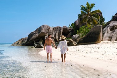 La Digue, Seyşeller 'deki Anse Source d' Argent plajı boyunca romantik bir sahne başlıyor. Yumuşak beyaz kum ve turkuaz sular mükemmel bir tatil yaratıyor.