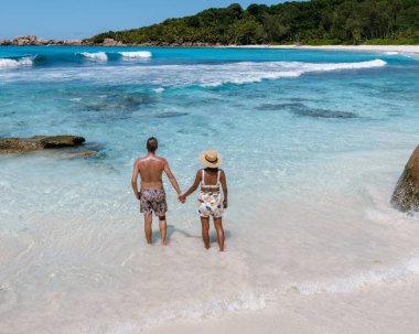 Berrak turkuaz sular Anse Cocos plajında yumuşak beyaz kumlara çarpar. Çiftler el ele yürürken, Seyşeller 'in tropik cennetinde romantik tatillerinin tadını çıkarırlar..