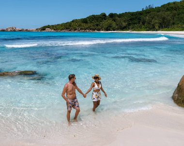 Berrak turkuaz sular, Anse Cocos sahilinin yumuşak beyaz kumları üzerinde el ele yürürken, doğanın güzelliği ile çevrili. Seyşeller 'de mükemmel bir tatil anı..