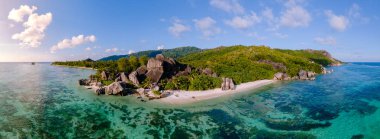 Anse Source d 'Argent, Seychelles' in nefes kesici güzelliğini deneyimleyin. Beyaz kumlu kıyılar, berrak bir gökyüzünün altında turkuaz sularla buluşuyor. Bu tropikal cennet rahatlama ve keşfi davet ediyor..