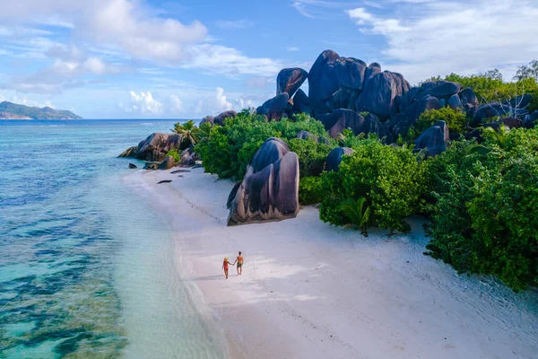 Anse Kaynak d 'Argent plajının yumuşak beyaz kumları boyunca eşsiz kaya oluşumları ve yemyeşil yeşilliklerle çevrili birkaç gezinti. Seyşeller 'de dinlenmek ve macera yaşamak için sakin bir yer..
