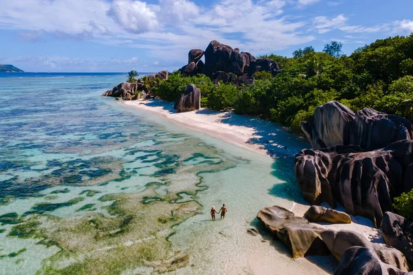 Kristal berrak sular, La Digue 'deki Anse Kaynak d' Argent 'ta yumuşak beyaz kumlarla buluşur. Bu çarpıcı plaj eşsiz granit kayalarla kaplı. Bu da görsel bir tropik cennet yaratıyor Seyşeller..