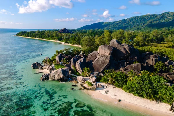 Pürüzsüz granit kayaların kristal berrak sularla buluştuğu Anse Source d 'Argent plajının tadını çıkarın. Bu sakin yer, Seyşeller, La Digue 'de mükemmel bir kaçış imkanı sunuyor.