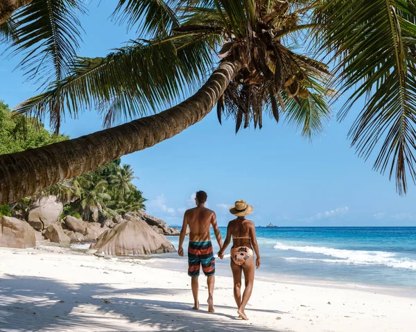 Anse Patates, La Digue ve Seyşeller 'in el değmemiş beyaz kumları üzerinde berrak mavi bir gökyüzünün altında birkaç gezinti. Yumuşak dalgalar ve sallanan palmiye ağaçları aşıklar için mükemmel bir tropikal kaçış yaratır..