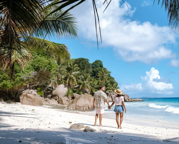 Turkuaz suların yumuşak beyaz kumla buluştuğu Anse Patates plajının güzelliğinin tadını çıkarın. Güneşli gökyüzünün altında birkaç gezinti cennette unutulmaz anılar yaratır. La Digue, Seyşeller
