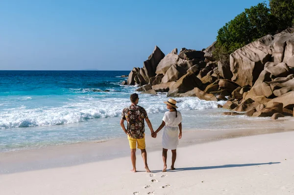 Romantik bir gezinti, Anse Cocos plajının yumuşak kumları boyunca el ele yürüyen bir çift olarak başlar. Gök mavisi dalgalar yavaşça kayalara çarpar ve Seyşeller 'de huzurlu bir cennet yaratır..