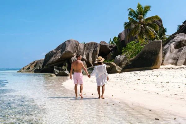 La Digue, Seyşeller 'deki Anse Source d' Argent plajı boyunca romantik bir sahne başlıyor. Yumuşak beyaz kum ve turkuaz sular mükemmel bir tatil yaratıyor.