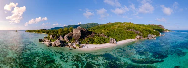 Anse Source d 'Argent, Seychelles' in nefes kesici güzelliğini deneyimleyin. Beyaz kumlu kıyılar, berrak bir gökyüzünün altında turkuaz sularla buluşuyor. Bu tropikal cennet rahatlama ve keşfi davet ediyor..