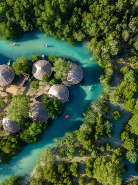 Koh Phayam 'ın sakin sularını deneyin, renkli kanoların canlı mangrovlarda süzüldüğü. Ranong, Tayland 'daki bu sakin yer doğa aşıkları için mükemmel bir kaçış yeri..