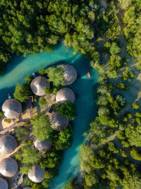 Mueang Ranong 'un kalbine yerleşen Koh Phayam, çarpıcı mangrov manzarası ve dingin nehirler sunuyor. Bu tropikal cennette kayak yapmak doğanın canlı renklerini ortaya çıkarır..