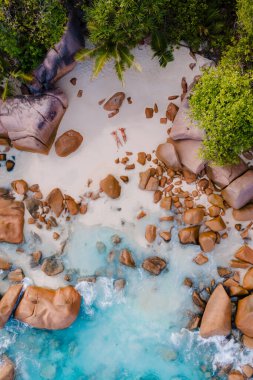 Grand Anse Sahili 'nin kumlu sahillerinde gevşeme başlar. Gök mavisi suların tropik güneşin altında büyüleyici kaya oluşumlarıyla buluştuğu yerde. Praslin, Seyşeller