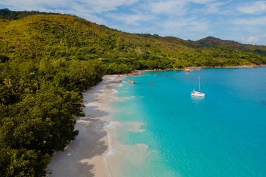 Anse Lazio 'nun Praslin Seyşeller' deki nefes kesici güzelliğini deneyimleyin. Yumuşak kumların berrak bir gökyüzünün altında canlı turkuaz sularla buluştuğu yer. Tropik bir kaçış için ideal..