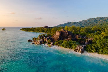Seyşeller 'deki Anse Source d' Argent plajının büyüleyici güzelliğini deneyimleyin. Eşsiz granit kayalar yumuşak beyaz kumlarla buluşur ve günbatımı altında turkuaz sular oluşur. La Digue Adası