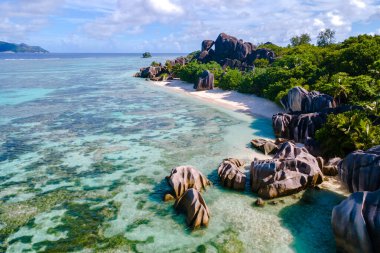 Seyşeller 'deki La Digue' de, kristal suların yumuşak kumları öptüğü büyüleyici Anse Source d 'Argent plajını keşfedin..