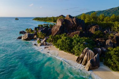 Kristal berraklığında turkuaz sular Anse Source d 'Argent' ın yumuşak kumlu kıyılarına nazikçe çarpar. Görkemli granit kayalar ve yemyeşil alanlar La Digue, Seyşeller 'de bir cennet yaratıyor.