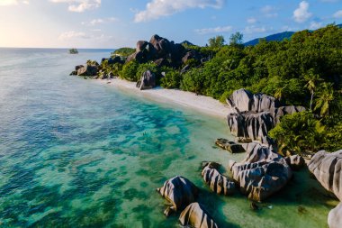 La Digue, Seyşeller 'deki Anse Source d' Argent plajının çarpıcı güzelliğini tecrübe edin. Yumuşak beyaz kumlar ve görkemli kaya oluşumları günbatımında sakin turkuaz suları tamamlar..