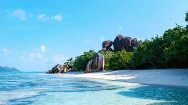 Kristal berrak sular, Seyşeller 'deki Anse Source d' Argent plajında yavaşça turluyor. Yükselen granit kayalar ve yemyeşil alanlar gezginler için muhteşem bir cennet yaratıyor..