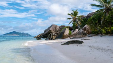 La Digue, Seyşeller 'deki Anse Source d' Argent Sahili 'nde çarpıcı granit kayalar, yumuşak beyaz kum ve turkuaz sularla övünüyor. Bu da onu gerçek bir tropik cennet yapıyor..