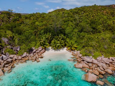 Kristal berraklığında turkuaz sular Praslin, Seyşeller 'deki Anse Lazio' da usulca kıyıdan öpüyor..