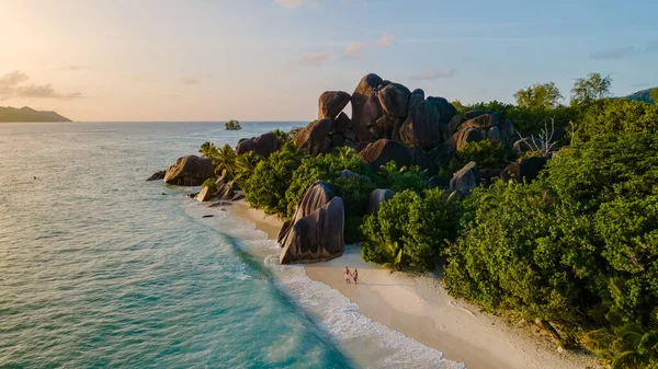 Gün batımında Seyşeller, La Digue 'deki Anse Source d' Argent plajının sakinliğini hissedin. Altın saat, dramatik kaya oluşumlarına ve el değmemiş kumlara ılık bir parıltı saçar..