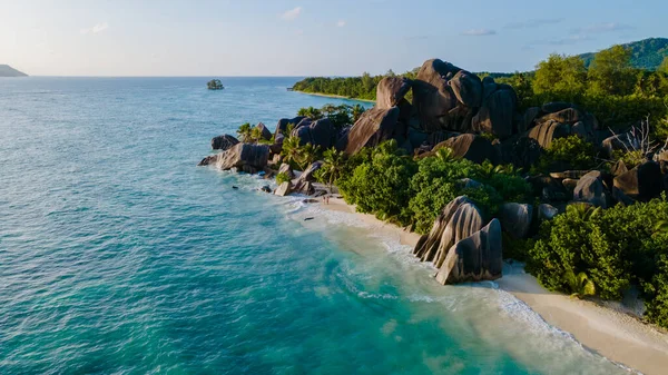 Seyşeller 'deki La Digue' deki Anse Source d 'Argent' ın çarpıcı sahil şeridini deneyin. Bu huzurlu kumsalda yumuşak beyaz kum, kristal berrak sular ve yükselen granit kayalar var..