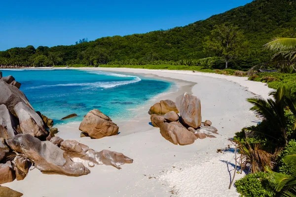 La Digue Seyşeller 'de, Anse Cocos plajında yumuşak beyaz kum, yumuşak dalgalar ve yemyeşil bir ortam vardır. Doğanın güzelliğinin tadını çıkarmak ve rahatlamak için mükemmel bir ortam yaratır..