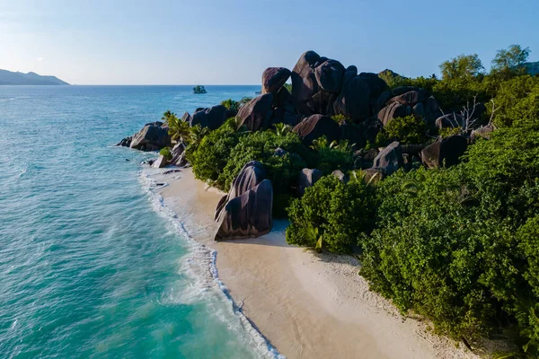 La Digue, Seyşeller 'deki Anse Source d' Argent plajının güzelliğini keşfedin. Orada eşsiz granit kayalar yumuşak beyaz kumlar ve açık mavi gökyüzü altında canlı yeşilliklerle buluşur..