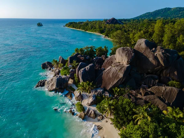 Anse Kaynağı d 'Argent sahilinin el değmemiş kumlarında gevşeyin, yüksek granit kayalar ve gür palmiye ağaçları ile çevrili. Bu tropik cennet, La Digue, Seyşeller 'den nefes kesici manzaralar sunuyor.