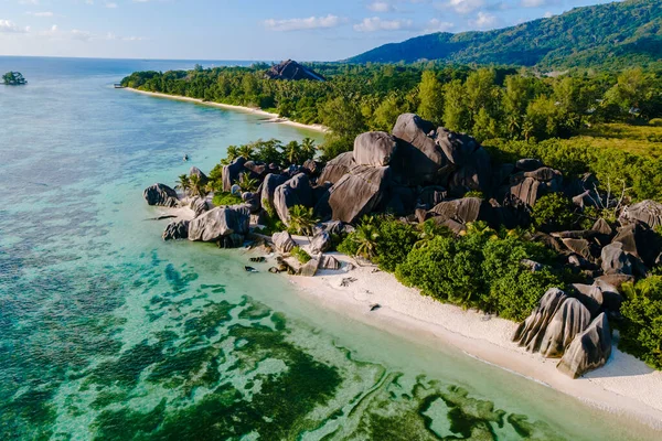 Berrak turkuaz sular Anse Source d 'Argent plajı La Digue, Seyşeller' in granit kayalarına nazikçe çarpıyor..