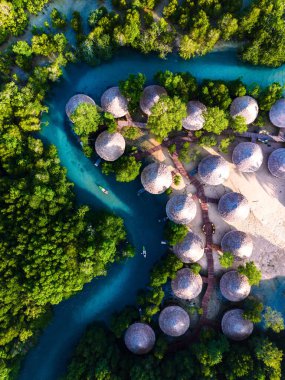 Andaman Denizi 'ne yerleşen Koh Phayam Adası, kristal berrak suları ve canlı yeşilliklerle çevrili çevre dostu kulübeleriyle doğal güzelliklerini sergiliyor. Huzurlu bir cennet bekliyor..