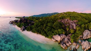 Kristal berrak sular, Seyşeller 'deki Anse Source d' Argent plajında yumuşak beyaz kumlarla buluşur. Bereketli yeşillik ve çarpıcı granit kayalar rahatlamak için mükemmel bir tropikal cennet yaratır..