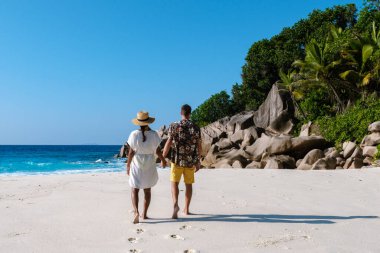 Bereketli yeşillik ve dramatik kaya oluşumlarıyla çevrili Anse Cocos plajının yumuşak, beyaz kumlarında birkaç gezinti. Turkuaz dalgalar, La Digue Seyşeller 'de nazikçe ayaklarının üzerinde tur atar.