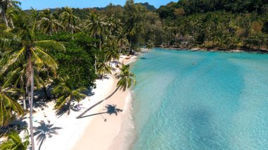 Güzel Koh Kood adasındaki Khlong Hin Sahili huzurlu bir geri çekilme sunuyor. Yumuşak beyaz kum, turkuaz sular ve sallanan palmiye ağaçları Tayland 'da cennet gibi bir tropik kaçış yaratır.