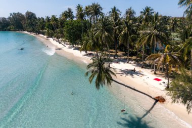 Koh Kood Tayland 'daki Khlong Hin Sahili yumuşak kum ve berrak turkuaz sularla sakin bir kaçış sunuyor. Dalgalı palmiyelerin altında rahatla, ılık güneşin ve hafif deniz esintisinin tadını çıkar..