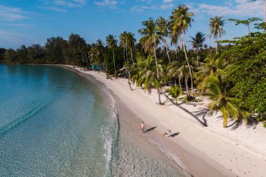 Tayland 'ın Koh Kood kentindeki Khlong Hin Sahili' nin dingin cazibesini deneyin. Yumuşak kumlar berrak sularla buluşur ve yemyeşil palmiye ağaçları dinlenmek ve eğlenmek için mükemmel bir zemin sağlar..