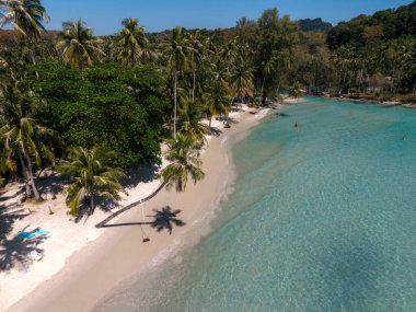 Koh Kood, Tayland 'daki Khlong Hin Sahili' nin yumuşak kumlarında rahatlayın. Bu tropik cennet, sallanan palmiye ağaçları ve sakin turkuaz suları barındırıyor. Rüya gibi bir tatil kaçamağı için mükemmel..