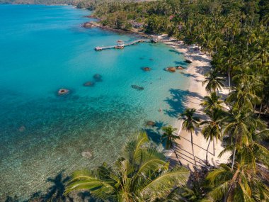 Koh Kood, Tayland 'daki Ao Noi Sahili' nin sakinliğini hissedin. Kristal berrak sular ve yemyeşil palmiye ağaçları rahatlama ve macera için mükemmel bir tropikal kaçış sağlar..