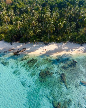 Tayland, Koh Kood 'daki Takhian Sahili' nin dingin güzelliğini deneyin. Turkuaz suların beyaz kumlu kıyılarla buluştuğu yer. Tropik bir tatil kaçamağı için mükemmel..
