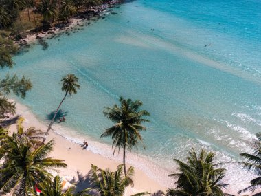 Tayland 'ın Koh Kood kentindeki Khlong Hin Sahili' nin dinginliğini hissedin. Yumuşak beyaz kumlar parlak güneşin altında berrak sularla buluşur. Rahatlamak ve keşfetmek için mükemmeldir..