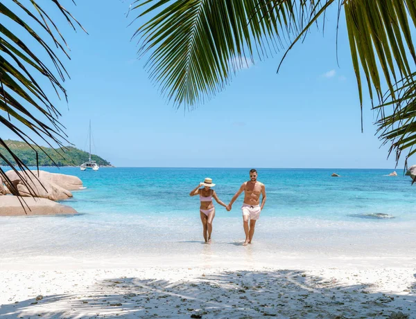 Sıcak güneş Anse Georgette 'in yumuşak kumları boyunca el ele yürüyen bir çiftin üzerinde parlıyor. Berrak turkuaz sular gezginleri bu tropik cennet olan Praslin, Seyşeller 'i keşfetmeye davet ediyor.