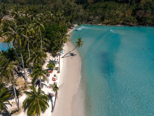 Koh Kood, Tayland 'daki Khlong Hin Sahili' nin güzelliğini görün. Sakin turkuaz sular, sallanan palmiyelerle kaplı el değmemiş kumlu bir kıyıya çarpar. Tropikal bir kaçış için mükemmeldir..