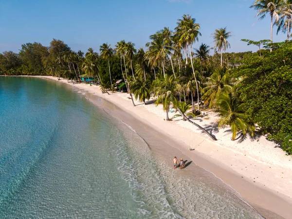 Khlong Hin Sahili, Koh Kood, Tayland 'da sakin bir günün tadını çıkarın. Yumuşak dalgalar kumlu sahili öpüyor ve sıcak güneşin altında palmiye ağaçları sallanıyor. Tatil için mükemmel bir yer..