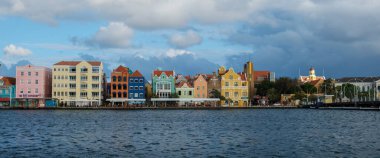 Willemstad, Curacao, 14 Mart 2021, Renkli mimari, Willemstad 'ın rıhtımını çiziyor. Kültürel miras ve doğal güzelliğin bir karışımını sergiliyor..