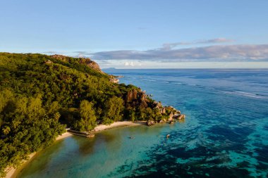 Anse Source d 'Argent plajının dingin güzelliğini deneyimleyin. Turkuaz suların yemyeşil sularla granit kayalar karşısında buluştuğu yer. Seyşeller 'de mükemmel bir kaçış..