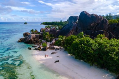 Beyaz kumlar ve görkemli granit kayalar Anse Source d 'Argent plajında nefes kesici bir sahne oluşturuyor. La Digue, Seyşeller