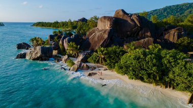 Anse Kaynak d 'Argent' ın çarpıcı sahil şeridini deneyin, kristal berrak suların dramatik granit oluşumları ve yemyeşil ile buluştuğu. La Digue, Seyşeller 'de mükemmel bir tropikal kaçış