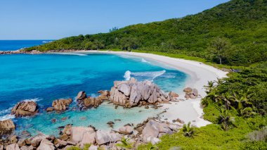 Anse Cocos plajının dingin cazibesini deneyin, yumuşak beyaz kumların kristal berraklığında turkuaz sularla buluştuğu, yemyeşil sularla çevrili. La Digue Seyşeller