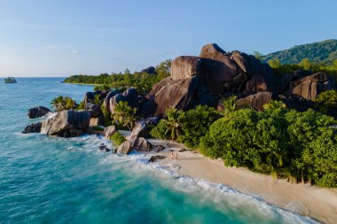 Benzersiz granit kayaları, turkuaz suları ve yemyeşil yeşiliyle Anse Source d 'Argent sahilinin nefes kesici manzarası. Rahatlamak için mükemmel bir yer, La Digue 'de keşif, Seyşeller