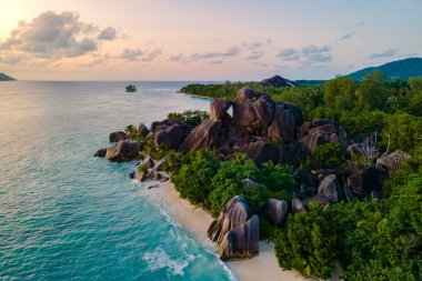 Göz kamaştırıcı mavi suların eşsiz granit oluşumlarıyla buluştuğu Anse Kaynak d 'Argent plajının çarpıcı manzarasını keşfedin. Seyşeller 'de rahatlamak ve macera yaşamak için mükemmel bir yer..